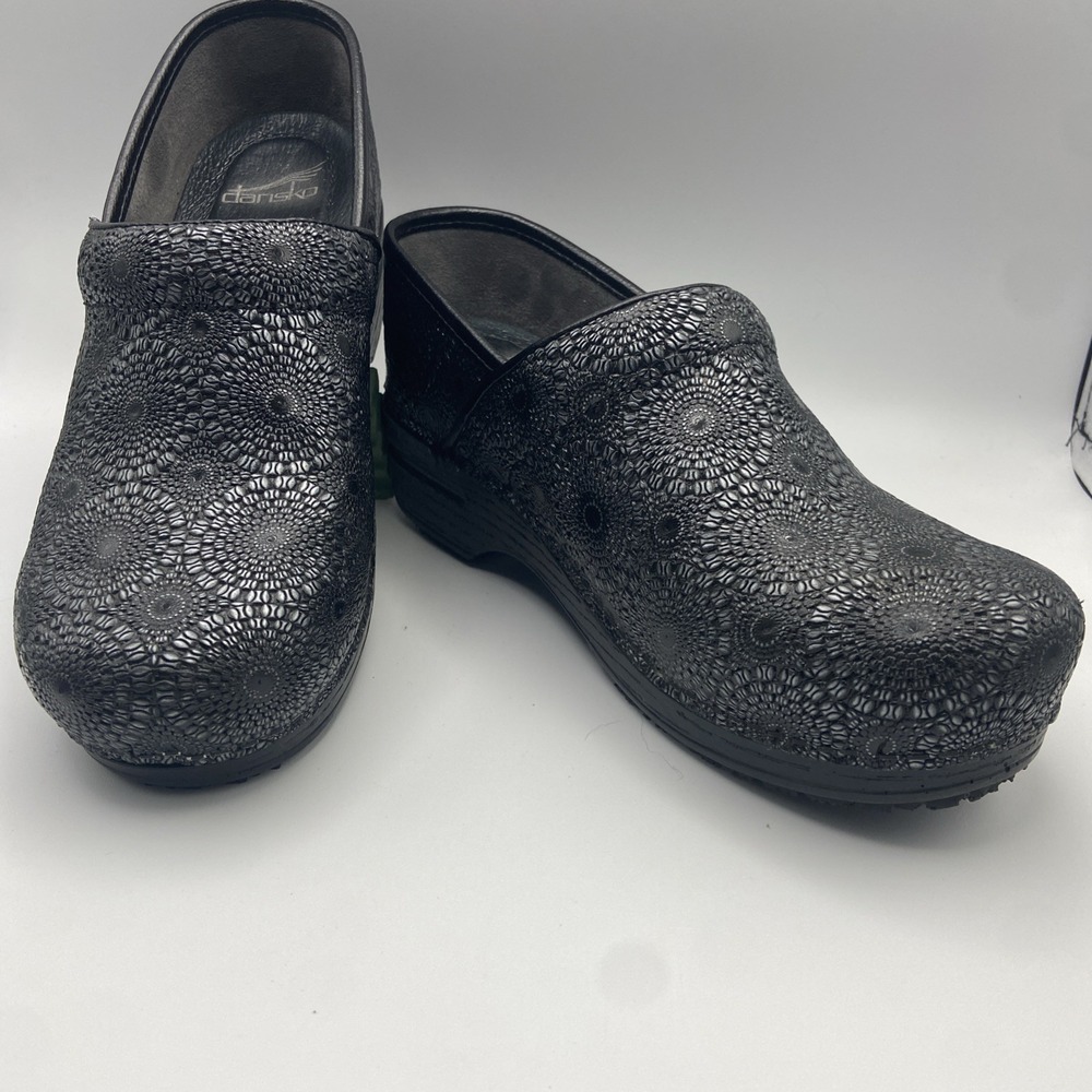 Dansko Pro XP Clogs Womens 39 Black Silver Medallion Embossed Leather